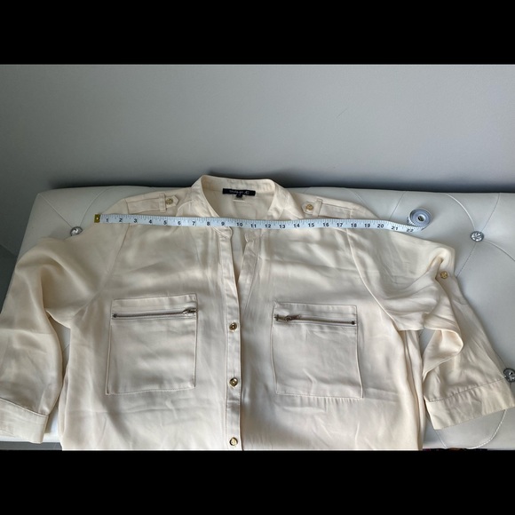 [💙🆓] Must have — Cream short sleeve polyester blouse with gold accents - Picture 10 of 12